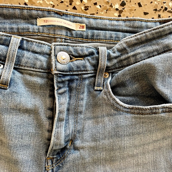 Levi’s 721 Light Wash High Rise Skinny Jeans, Size 28 - Picture 4 of 4